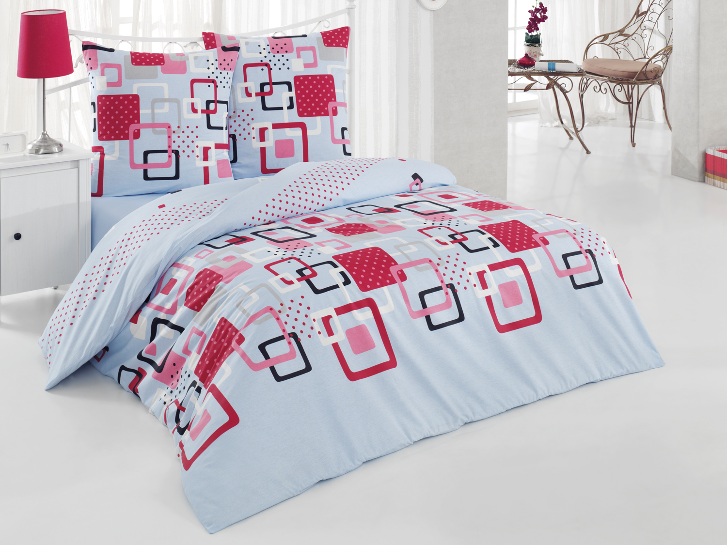 Комплект белья Tete-a-Tete Classic Квадро, 1,5-спальный, наволочки 70х70. К-8065п + ПОДАРОК: Простыня ЭГО, 150 х 220 смК-8065п Комплект белья Tete-a-Tete Classic Квадро, 1,5-спальный, наволочки 70х70. К-8065п + ПОДАРОК: Простыня ЭГО, 150 х 220 смК-8065пКомплект белья Tete-a-Tete Classic Квадро является экологически безопасным для всей семьи, так как выполнен из бязи (100% натурального хлопка). Комплект состоит из пододеяльника, простыни и двух наволочек. Постельное белье имеет изысканный внешний вид, яркую цветовую гамму и оригинальный рисунок. Гладкая структура делает ткань приятной на ощупь, мягкой и нежной, при этом она прочная и хорошо сохраняет форму. Ткань легко гладится, не линяет и не садится. Благодаря особой плотности ткани и отличному качеству белье выдерживает в 5 раз больше стирок. Комплект постельного белья Tete-a-Tete Classic Квадро станет отличным дополнением вашего интерьера и подарит гармоничный сон. Простыня ЭГО выполнена из бязи (натурального хлопка) высокого качества, оформленной принтом в полоску. Экологически чистый материал обеспечивает высокую гигиеничность простыни. Выбрав простыню нужной вам расцветки, вы можете легко комбинировать ее с различным постельным бельем. ...