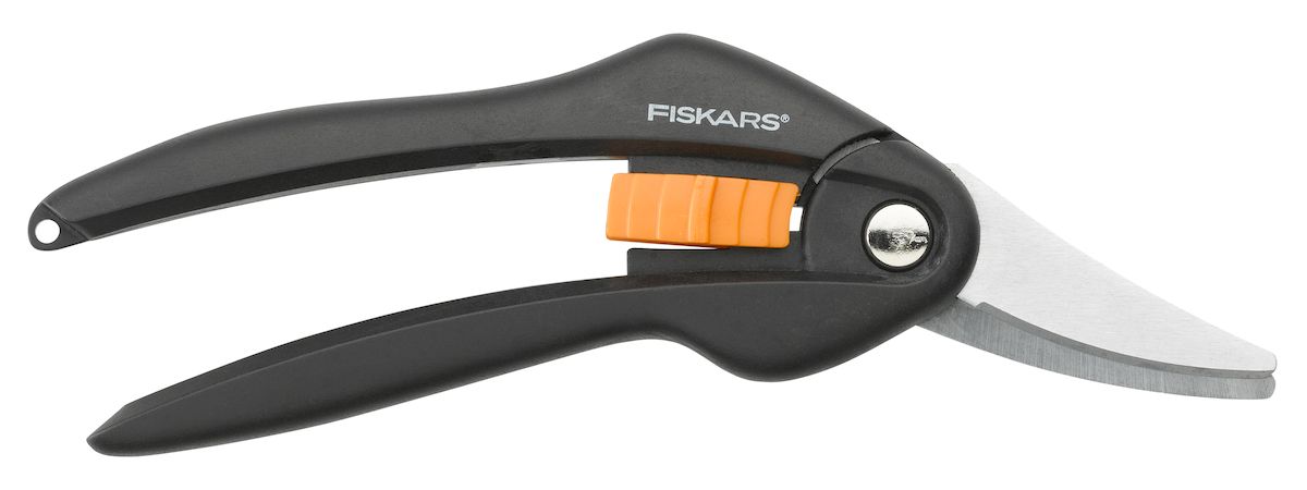 Секатор плоскостной Fiskars Solid, 19,7 см111180 Секатор плоскостной Fiskars Solid, 19,7 см111180Плоскостной секатор Fiskars Solid применяется для цветов, кустарника, молодых ветвей деревьев. Предназначен для живой древесины. Подойдет как начинающим, так и профессиональным садоводам. Лезвия, выполненные из прочной стали с новейшим антифрикционным покрытием, оставляют ровный срез на растении. Ручки эргономичной формы для удобного захвата изготовлены из ударопрочного пластика. Ребристая поверхность ручки предотвращает соскальзывание руки во время работы. Механизм SingleStep позволяет использовать секатор продолжительное время без нагрузки. Секатор имеет механизм блокировки для безопасной транспортировки и хранения. На ручке секатора есть отверстие для подвешивания. Длина секатора: 19,7 см.