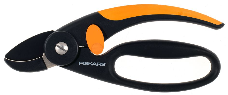 Секатор контактный Fiskars P43, с петлей для пальцев, 18,8 см111430 Секатор контактный Fiskars P43, с петлей для пальцев, 18,8 см111430Секатор Fiskars P43 с петлей для пальцев подходит для выполнения основных задач в саду без чрезмерного напряжения руки. Петля на нижней рукоятке обеспечивает удобный захват и защищает пальцы при работе секатором. Секатор предназначен для подрезки сухих и твердых ветвей. Рукоятки из материала FiberComp обеспечивают легкость и прочность инструмента. Верхняя рукоятка с покрытием SoftGrip для повышенного комфорта. Антифрикционное покрытие верхнего лезвия облегчает подрезку и уход за секатором. Лезвия выполнены из нержавеющей стали. Нижнее лезвие выполнено из материала FiberComp для повышенной износоустойчивости. Длина секатора: 18,8 см. Режущая способность: 20 мм.