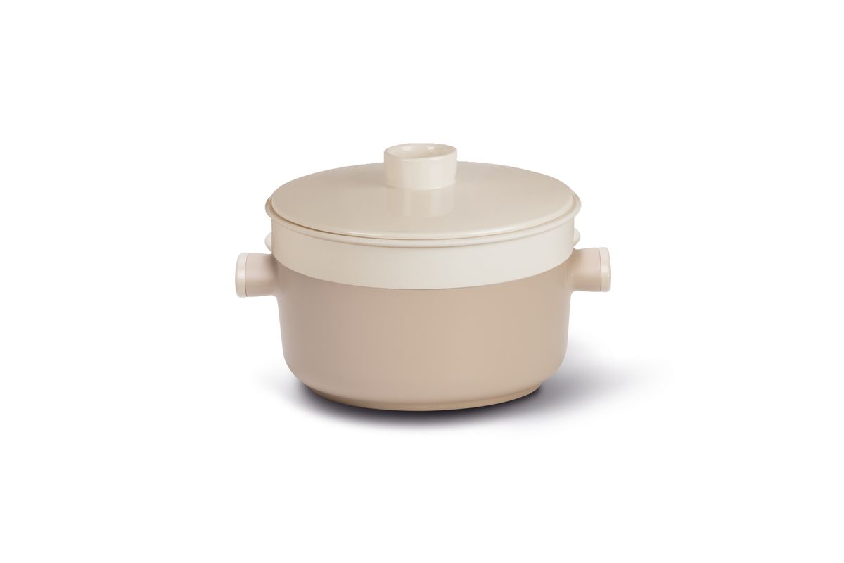 Кастрюля TVS Tea, с крышкой. Диаметр 24 см20864240010001 Кастрюля TVS Tea, с крышкой. Диаметр 24 см20864240010001Высококачественное антипригарное покрытие Toptek от TVS, особо устойчивое к царапинам и истиранию. Корпус из толстого алюминия для наилучшей теплопроводности. Подходит для любых плит, за исключением индукционных. Противоскользящее дно. Высокая надежность во время приготовления: Tea обеспечивает стабильность при работе с любыми традиционными источниками тепла.Уникальный и эксклюзивный дизайн, который подчеркивается особым сочетанием материалов. Ручки из бакелита, обеспечивающие надежный захват и еще более удобное манипулирование. Все антипригарные покрытия TVS не содержат никеля, тяжелых металлов и ПФОА .Гарантия 5 лет. Дизайн от Eikon