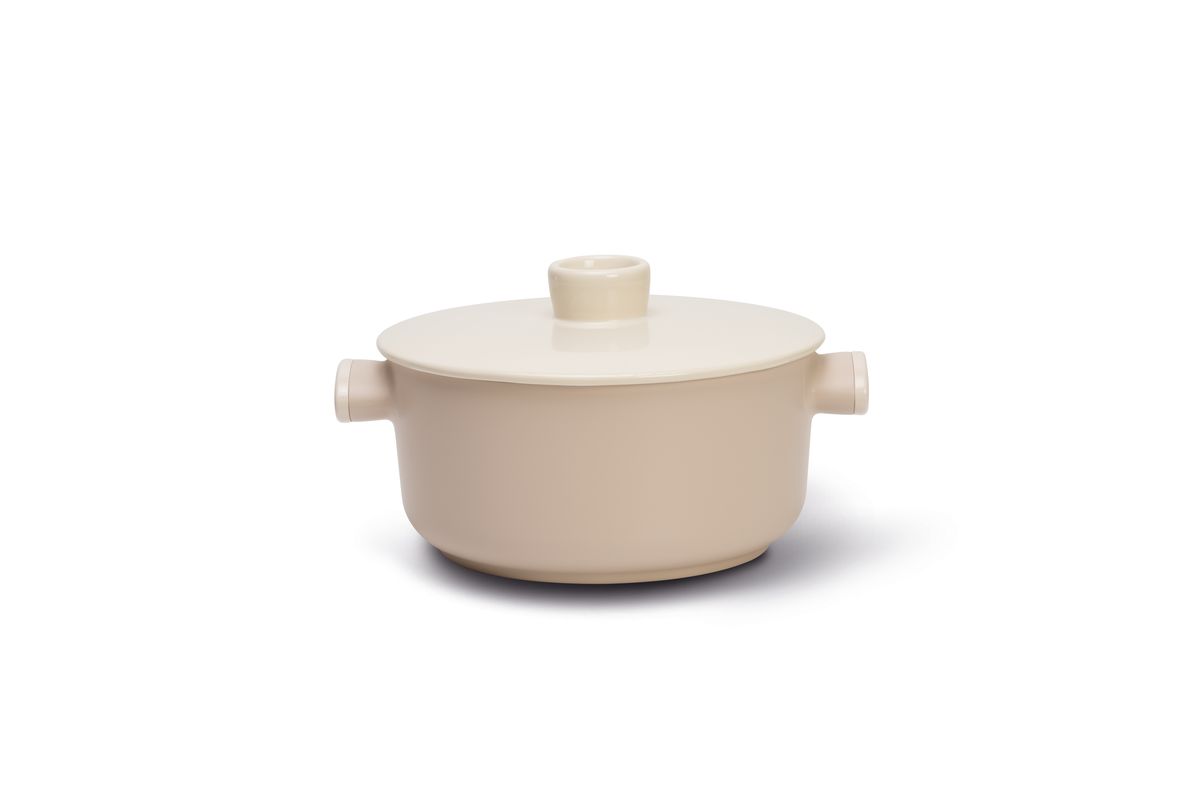 Кастрюля TVS Tea, с крышкой. Диаметр 24 см94672 Кастрюля TVS Tea, с крышкой. Диаметр 24 см94672Высококачественное антипригарное покрытие Toptek от TVS, особо устойчивое к царапинам и истиранию. Корпус из толстого алюминия для наилучшей теплопроводности. Подходит для любых плит, за исключениеминдукционных. Противоскользящее дно. Высокая надежность во время приготовления: Tea обеспечивает стабильность при работе с любыми традиционными источниками тепла.Уникальный и эксклюзивныйдизайн, который подчеркивается особым сочетанием материалов. Ручки из бакелита, обеспечивающиенадежный захват и еще более удобное манипулирование. Все антипригарные покрытия TVS не содержатникеля, тяжелых металлов и ПФОА .Гарантия 5 лет. Дизайн от Eikon