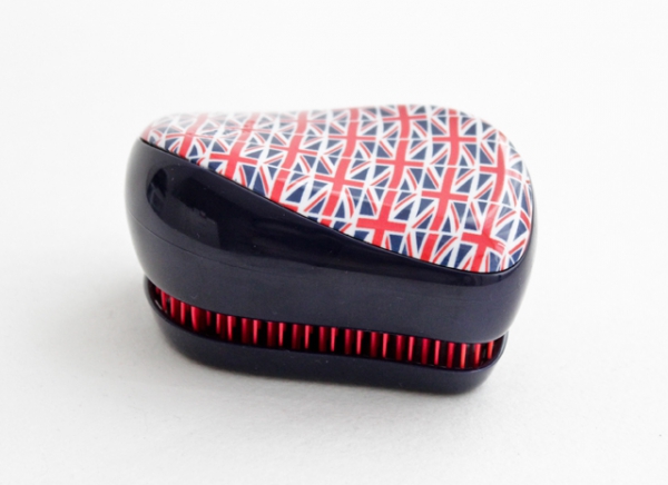 Tangle Teezer Расческа для волос Compact Styler Cool Britannia375058 Tangle Teezer Расческа для волос Compact Styler Cool Britannia375058Элегантная расческа Tangle Teezer Compact Styler - это профессиональный уход между делом. Расческа имеет удобный чехол и позволяет быстро распутать волосы, уложить их и придать прическе завершающий штрих. Двухуровневая система зубчиков позволяет одновременно расчесывать и приглаживать волосы, придавая им роскошный блеск. Вы сможете легко добавить объем своей прическе, волосы будут легкими и послушными. Есть пара секунд и расческа Tangle Teezer Compact Styler? Ваши волосы будут в порядке!