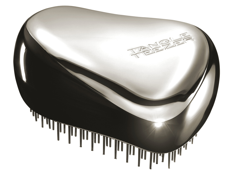Tangle Teezer Расческа для волос Compact Styler Starlet375072 Tangle Teezer Расческа для волос Compact Styler Starlet375072Элегантная расческа Tangle Teezer Compact Styler - это профессиональный уход между делом. Расческа имеет удобный чехол и позволяет быстро распутать волосы, уложить их и придать прическе завершающий штрих. Двухуровневая система зубчиков позволяет одновременно расчесывать и приглаживать волосы, придавая им роскошный блеск. Вы сможете легко добавить объем своей прическе, волосы будут легкими и послушными. Есть пара секунд и расческа Tangle Teezer Compact Styler? Ваша прическа будет в идеальном порядке!
