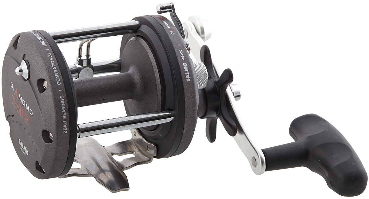Катушка мультипликаторная Salmo Diamond TROLL 2 M6400, цвет: серый95942-530 Катушка мультипликаторная Salmo Diamond TROLL 2 M6400, цвет: серый95942-530Мощная качественная мультипликаторная катушка предназначена для троллинга, ловли в заброс и в отвес крупными приманками, а также на донные снасти. Для заброса шпуля отключается переключением рычага. Силовой механизм автоматически включается поворотом рукоятки катушки. Во избежание образования бороды при забросе, в катушке есть механический тормоз. Все усиленные подшипники катушки изготовлены из нержавеющей стали. Катушка имеет механизм равномерной укладки лески на карбопластовую шпулю проволочным лесоукладывателем. При выполнении заброса, лесоукладыватель не отключается и следует за леской, что не снижает дальность заброса. Обратный ход шпули ограничивается надежным храповым механизмом. - 2 подшипника шариковых усиленных из нержавеющей стали - Трещотка механическая включаемая - Фрикционный тормоз STAR DRAG - Корпус карбопластовый - Шпуля пластиковая (графитовая) - Лесоукладователь с бесконечным винтом - Рукоятка: - сбалансированная - Ручка эргономичная из резины