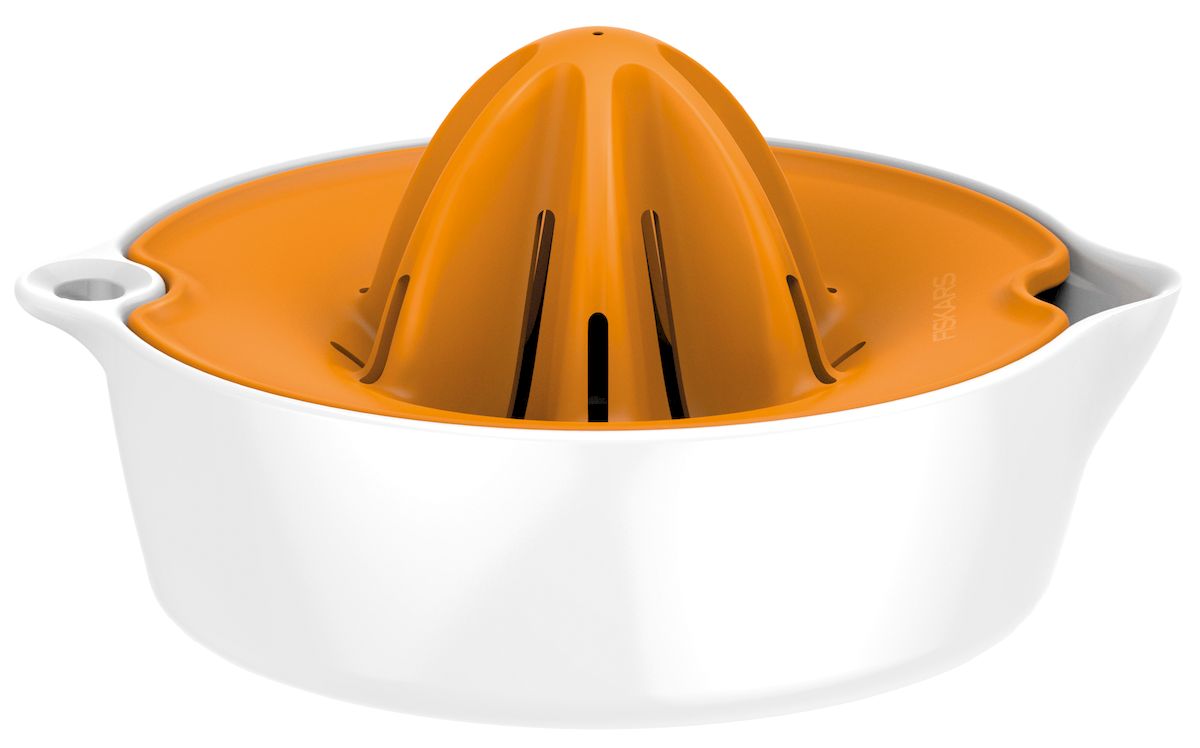 Соковыжималка Fiskars Functional Form. 10161251016125 Соковыжималка Fiskars Functional Form. 10161251016125Соковыжималка Fiskars Functional Form идеально подходит для приготовления свежего и вкусного сока. Форма соковыжималки подойдет для отжима фруктов и овощей любого размера. Высокие стенки контейнера не дают жидкости пролиться и защищают от брызг. У соковыжималки есть носик для удобного разлива сока. Соковыжималка изготовлена из высококачественного пластика.