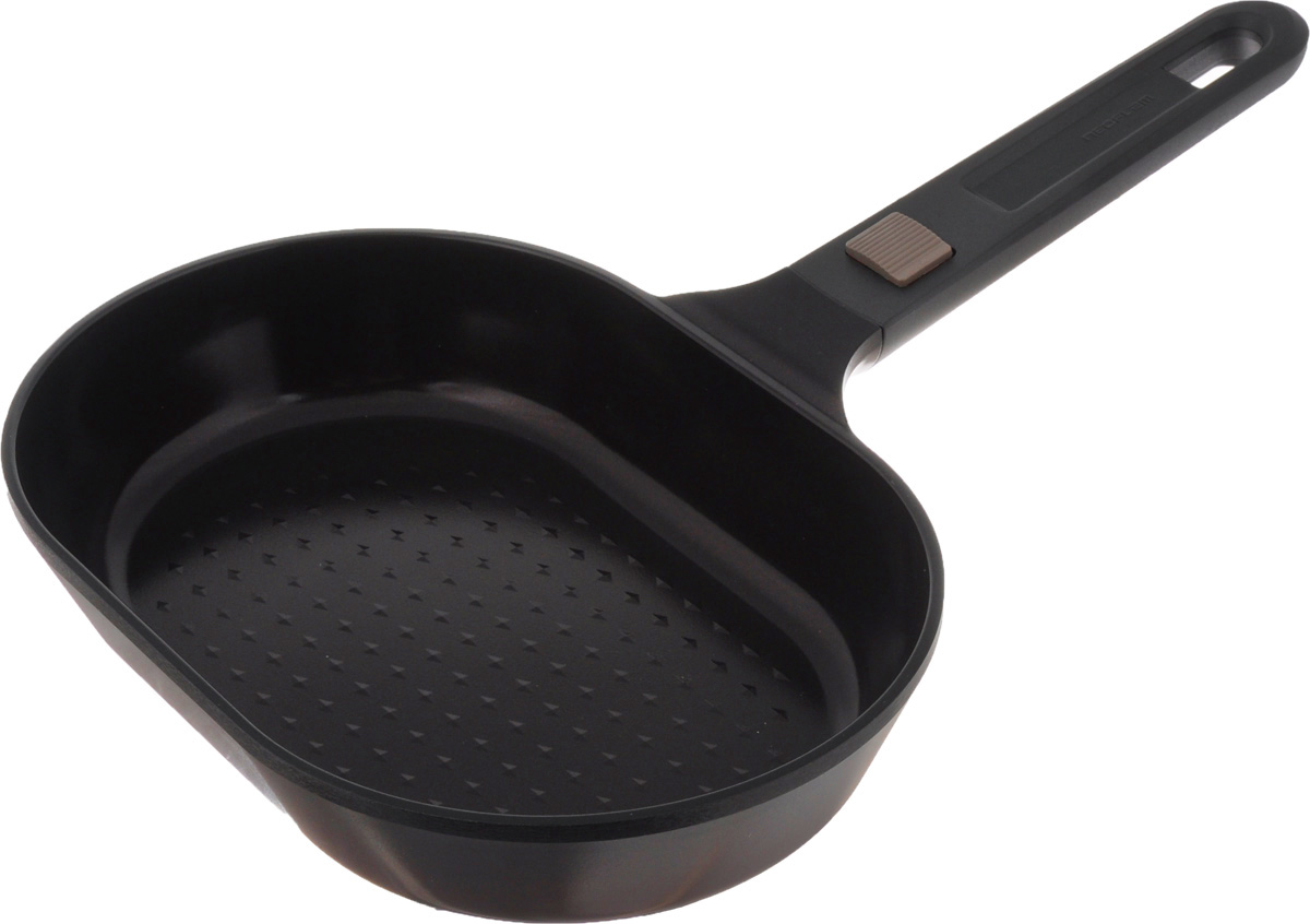 Сковорода для рыбы Frybest MyPan, с керамическим покрытием, со съемной ручкой, 28 х 18,5 смEK-MP-H28 Сковорода для рыбы Frybest MyPan, с керамическим покрытием, со съемной ручкой, 28 х 18,5 смEK-MP-H28Овальная сковорода для рыбы Frybest MyPan изготовлена из высококачественного алюминия с керамическим покрытием Ecolon Superior. Покрытие абсолютно экологично и безопасно для здоровья, во время готовки не выделяет в пищу вредной примеси PFOA. Сковорода обладает отличными антипригарными свойства, поэтому пищу можно готовить с минимальным количеством масла. Абсолютно гладкая поверхность легко моется. Сковорода оснащена съемной пластиковой ручкой, которая остается холодной во время готовки и обеспечивает надежный хват. Специальная овальная форма идеальна для жарки рыбы. Можно использовать на газовых, электрических и стеклокерамических плитах. Можно использовать в духовом шкафу. Высота стенки: 5,5 см. Внутренний размер сковороды: 28 х 18,5 см. Длина ручки: 18,5 см.