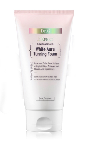 Dr. G Пенка для умывания осветляющая White Aura, 150 млDG132386 Dr. G Пенка для умывания осветляющая White Aura, 150 млDG132386Средство эффективно отбеливает пигментные пятна и точки различного происхождения, контролирует выработку меланина. Обеспечивает мгновенный эффект осветления и сияния кожи изнутри. Сбалансированный состав ингредиентов питает, смягчает и восстанавливает гидролипидный баланс кожи. Надолго удерживая влагу внутри клеток, крем обеспечивает упругость и гладкость коже лица. Пенка деликатно удаляет стойкий макияж и загрязнения. Средство содержит экстракт коры белой ивы, гиалуроновую кислоту, комплекс экстрактов красных ягод, кокосовое масло и экстракт ананаса, который содержит азотистые вещества, витамин С, органические кислоты, благодаря которым оказывает противовоспалительное и противоотечное действие. Гиалуроновая кислота является главным регулятором воды в межклеточном пространстве, а также стимулирует производство коллагена и эластина. Масло кокоса образует невидимый защитный барьер на поверхности кожи и поддерживает гидролипидный баланс на оптимальном уровне. Для всех типов кожи