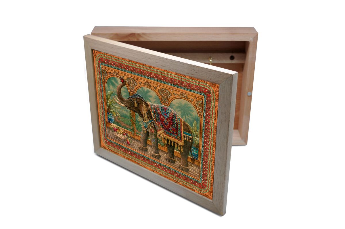 Ключница GiftnHome Маракеш, 20 х 25 смKbox-Marakesh Ключница GiftnHome Маракеш, 20 х 25 смKbox-MarakeshВпустив в свой Дом однажды, вы почувствуете, что этот аксессуар навсегда заполнит Ваше сердце благодарностью! Теперь Вы и вся Ваша семья - всегда будете знать, где находится нужный ключ! Вам больше не нужно метаться по квартире в поисках потерянного золотого ключика или целой связки. А когда семья большая - это буквально спасательный волшебный ларец, способный элементарно организовать в одном месте самые важные ключи всех жильцов Вашего семейства. Ключница, оформленная современными модными принтами от Креативной студии АнтониоК - помимо практичности и удобства внесет оригинальный стиль и послужит прекрасным интерьерным решением в прихожей Вашего дома, дачи, офиса или студии. Товары бренда GiftnHome, серии Эко-Лайф выполнены из благородных пород дерева: бука и дуба. Они несут в дом тепло, уют и неповторимый индивидуальный стиль. Эти изделия не боятся повседневной эксплуатации и будут Вам служить долго и преданно.