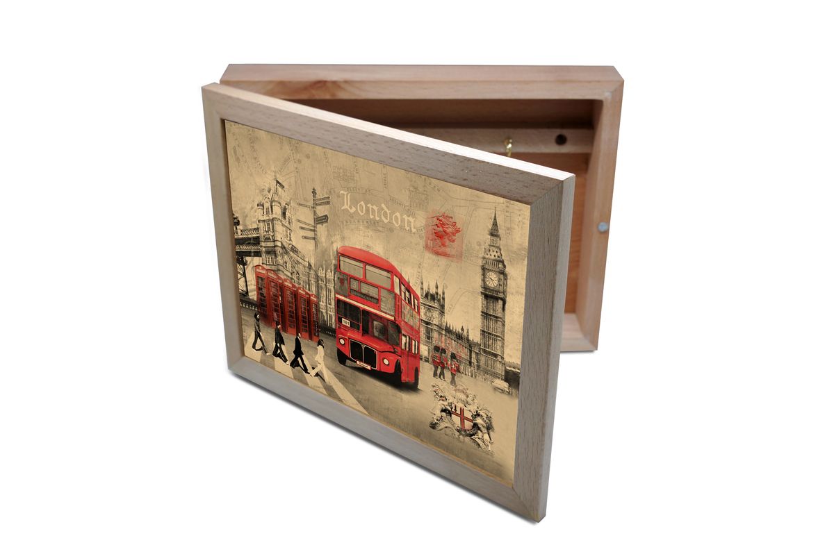 Ключница GiftnHome Лондон, 20 х 25 смKbox-London Ключница GiftnHome Лондон, 20 х 25 смKbox-LondonВпустив в свой Дом однажды, вы почувствуете, что этот аксессуар навсегда заполнит Ваше сердце благодарностью! Теперь Вы и вся Ваша семья - всегда будете знать, где находится нужный ключ! Вам больше не нужно метаться по квартире в поисках потерянного золотого ключика или целой связки. А когда семья большая - это буквально спасательный волшебный ларец, способный элементарно организовать в одном месте самые важные ключи всех жильцов Вашего семейства. Ключница, оформленная современными модными принтами от Креативной студии АнтониоК - помимо практичности и удобства внесет оригинальный стиль и послужит прекрасным интерьерным решением в прихожей Вашего дома, дачи, офиса или студии. Товары бренда GiftnHome, серии Эко-Лайф выполнены из благородных пород дерева: бука и дуба. Они несут в дом тепло, уют и неповторимый индивидуальный стиль. Эти изделия не боятся повседневной эксплуатации и будут Вам служить долго и преданно.