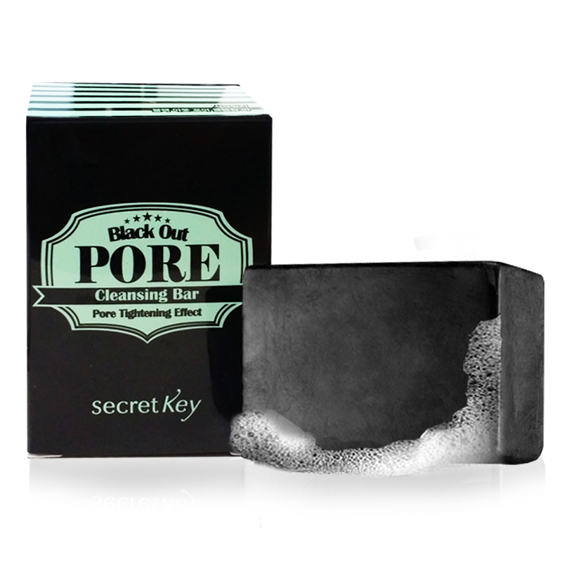 Secret Key Мыло с древесным углем для очищения и сужения пор Black out pore cleansing bar, 85 гS9 Secret Key Мыло с древесным углем для очищения и сужения пор Black out pore cleansing bar, 85 гS9Мыло ручной работы «Black Out Pore Cleansing Bar Pore Tightening Effect» подходит для ежедневного очищения кожи от макияжа, удаляет загрязнения пор и сужает их, отшелушивает мертвые клетки, придает коже гладкость и свежесть, способствует избавлению от угрей и прыщей. Подходит также для чувствительной кожи. Объем: 85гр.