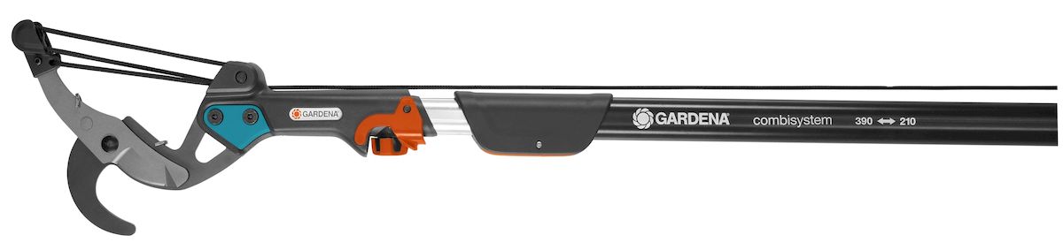 Сучкорез комбисистемы BL Gardena531-401 Сучкорез комбисистемы BL Gardena531-401Сучкорез комбисистемы BL Gardena с 5-ступенчатой передачей идеально подходит для обрезки ветвей высоких деревьев. В сочетании с телескопической ручкой этот сучкорез позволяет легко обрезать ветки - в том числе расположенные на большой высоте - прямо с земли, без использования лестницы. Встроенная пятиступенчатая передача обеспечивает существенную экономию сил. С таким инструментом вы будете без усилий срезать ветви диаметром до 35 мм. Лезвия с покрытием от налипания гарантируют аккуратную и точную обрезку, а также легкость очистки. Сучкорез можно повесить прямо на ветку, что позволяет затрачивать на обрезку еще меньше усилий; кроме того, вы можете с легкостью задействовать натяжной корд, потянув за удобную D-образную рукоятку. Корд устойчив к истиранию и разрыву, его длина составляет 4,7 м. Сучкорез возможно использовать безручки. Сучкорез поставляется без телескопической трубки.