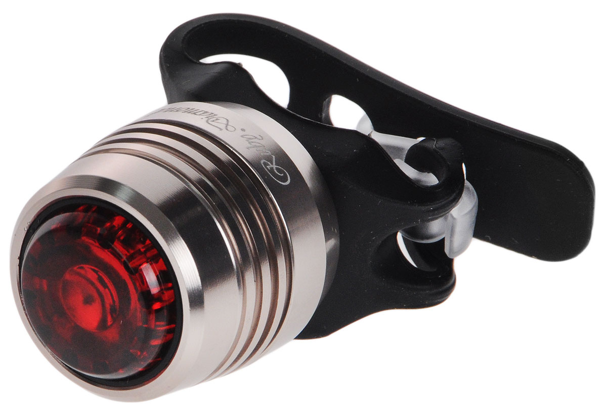 Фонарь велосипедный Dosun Ruby RC100, задний, с зарядкой от USB, цвет: серебристый, черный, красныйRC100-Titanium Фонарь велосипедный Dosun Ruby RC100, задний, с зарядкой от USB, цвет: серебристый, черный, красныйRC100-TitaniumЗадний велофонарь Dosun Ruby RC100 предназначен для обеспечения большей безопасности при поездках в темное время суток. Он легко крепится и снимается без дополнительных инструментов на основу диаметром 2-4 см. Корпус изделия выполнен из прочного алюминия. Фонарь имеет 3 режима: 2 вида яркости свечения и мигание. Изделие водонепроницаемо. Фонарь питается от литий-ионного аккумулятора, заряжающегося от компьютера при помощи встроенного USB. Время яркого свечения: 3 часа. Время обычного свечения: 6 часов. Время мигания: 50 ч. Время зарядки: 2,5 ч. Размер фонаря (без учета крепления): 3 х 2,7 х 2,7 см.