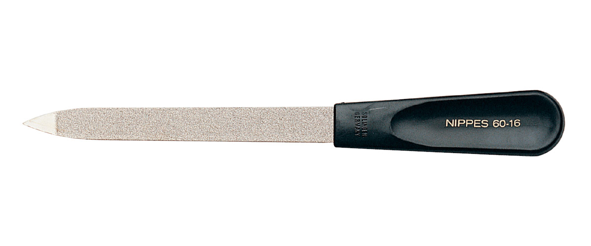 Nippes Пилочка с сапфировым напылением, 16 см. 60-1660-16 Nippes Пилочка с сапфировым напылением, 16 см. 60-1660-16Пилочка c сапфировым напылением 16 см. Пилочка имеет сдвигатель для кожи. Длина пилочки 16 см Хранить в сухом недоступном для детей месте. Срок годности не ограничен. Замена изделия не осуществляется в следующих случаях: - Использование не по назначению - Самостоятельный ремонт - Нарушение условий хранения