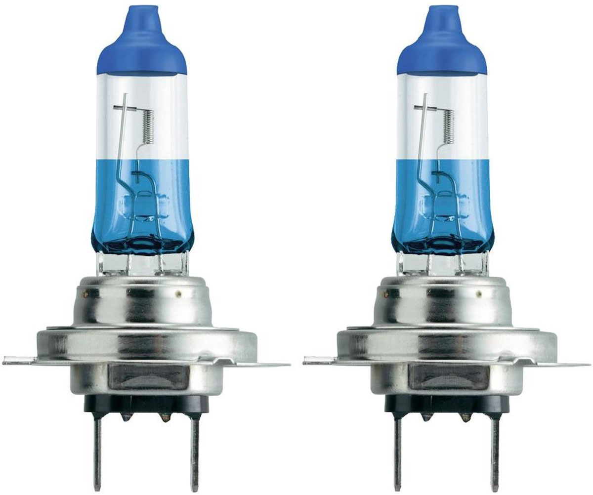 Лампа автомобильная галогенная Philips ColorVision Blue, для фар, цоколь H7 (PX26d), 12V, 55W, 2 шт12972CVPBS2 Лампа автомобильная галогенная Philips ColorVision Blue, для фар, цоколь H7 (PX26d), 12V, 55W, 2 шт12972CVPBS2Галогенная лампа для автомобильных фар Philips ColorVision произведена из запатентованного кварцевого стекла с УФ фильтром Philips Quartz Glass. Кварцевое стекло Philips в отличие от обычного твердого стекла выдерживает гораздо большее давление смеси газов внутри колбы, что препятствует быстрому испарению вольфрама с нити накаливания. Кварцевое стекло выдерживает большой перепад температур, при попадании влаги на работающую лампу изделие не взрывается и продолжает работать. Лампа ColorVision придает автомобильной фаре голубой оттенок, при этом она излучает яркий белый свет. Лампа отражает свет, направляя его через оптические элементы, и создает интересные цветные эффекты. Такие лампы обеспечивают на 60% больше света и увеличивают видимость до 25 метров (по сравнению с обычными лампами). Эти инновационные цветные автомобильные лампы сертифицированы для использования на дорогах. Они соответствуют европейским стандартам и обеспечивают прекрасное освещение, излучая...
