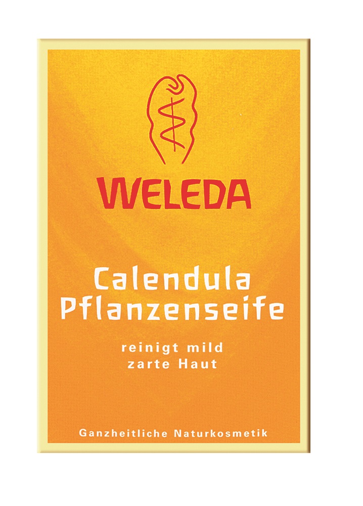 Weleda Растительное мыло Бережное очищение, детское, с календулой и лекарственными травами, 100 г9894 Weleda Растительное мыло Бережное очищение, детское, с календулой и лекарственными травами, 100 г9894Растительное мыло с календулой создают из экологически чистых растительных масел и экстрактов календулы, а также из цветков ромашки. Оно одинаково хорошо очищает, успокаивает и смягчает нежную и чувствительную кожу как у детей, так и у взрослых. Основой растительного мыла с календулой Weleda являются смеси оливкового, пальмового и кокосового масел. Эти растительные масла покрывают нежную кожу тончайшим слоем жира, аналогичного естественному. Экстракты календулы, цветков ромашки и трехцветной фиалки мягко очищают и успокаивают кожу. Экстракт корня ириса предохраняет кожу от излишней сухости. Мыло обладает приятным ароматом из-за добавок эфирных масел ириса и лаванды. Мыло рекомендуется для очищения кожи детей, а также взрослым с чувствительной кожей. Товар сертифицирован.