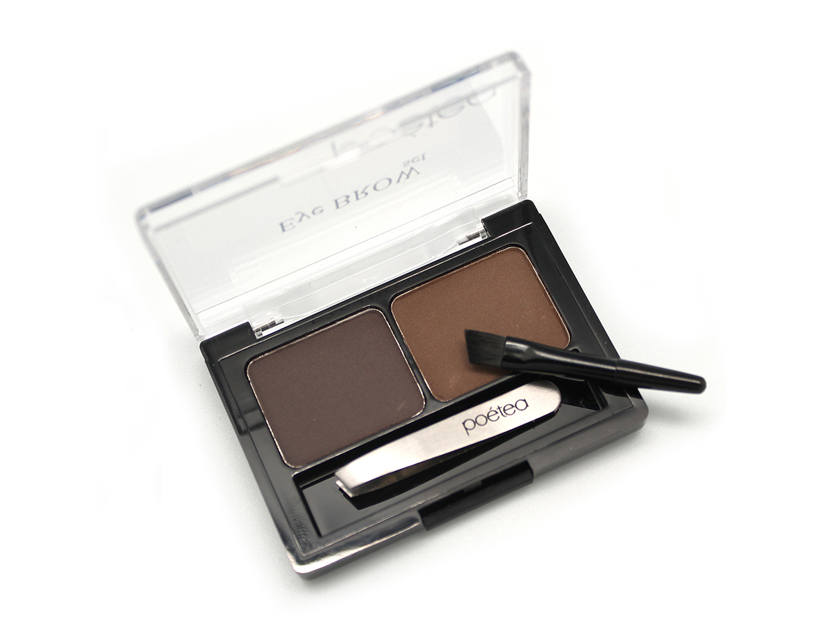 Poetea набор для бровей Eyebrow Sat, тон 92, 4 гр5392P Poetea набор для бровей Eyebrow Sat, тон 92, 4 гр5392PНабор предназначен для создания правильной формы, корректировки цвета и густоты бровей, а также для создания деликатного или дымчатого контура глаз. • Пудрированные, пигментированные тени для бровей высокой стойкости двух оттенков. Более темный оттенок применяется для прорисовки контура, более светлый для прокрашивания участков, незаполненных волосками. Тени обладает лёгкой шелковистой текстурой, прекрасно растушевываются и выглядят абсолютно естественно. Смягчающие и кондиционирующие добавки разглаживают непослушные волоски. Фиксация формы бровей происходит не за счет использования восков, а с помощью современных полимерных добавок, введенных в состав теней. Микроструктурные полимеры застывают при нанесении, образуя ровное, гладкое, дышащие покрытие, устойчивое к воздействию солнца, тепла и пота. Миниатюрный пинцет для экстренного удаления лишних волосков. Кисточка с заострённым, скошенным краем, позволяющая точно и аккуратно прорисовывать контур и растушевывать и цветную пудру.