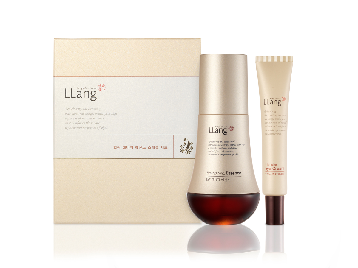 Llang Набор Ухаживающих средств для лица Basic Line Set, 50мл + 15млPD000782A1 Llang Набор Ухаживающих средств для лица Basic Line Set, 50мл + 15млPD000782A11. Лосьон-эссенция Healing Energy Essence с вытяжкой из 6-летнего красного женьшеня мгновенно тонизирует и увлажняет кожу. Полисахарид, имеющийся в красном женьшене, увлажняет, успокаивает раздражения, придает коже красивое сияние. Интенсивно и глубоко питает дерму, борется с покраснениями и зудом, ограждает от разрушающего влияния факторов окружающей среды. Повышает регенерационную активность клеток, предотвращая преждевременное старение. Объем 50 мл. 2. Интенсивный восстанавливающий крем для омоложения и ухода за чувствительной областью вокруг глаз Intensive Eye Cream способствует улучшению микроциркуляции крови, уменьшает темные круги под глазами и убирает признаки усталости. Повышает регенерационную активность клеток, предотвращая преждевременное старение. Делает кожу контура глаз свежей и яркой. Экстракт красного женьшеня улучшает тонус и насыщен рядом полезных аминокислот, которые помогают разгладить морщины, повысить упругость и эластичность кожи вокруг глаз. Объем 15 мл.