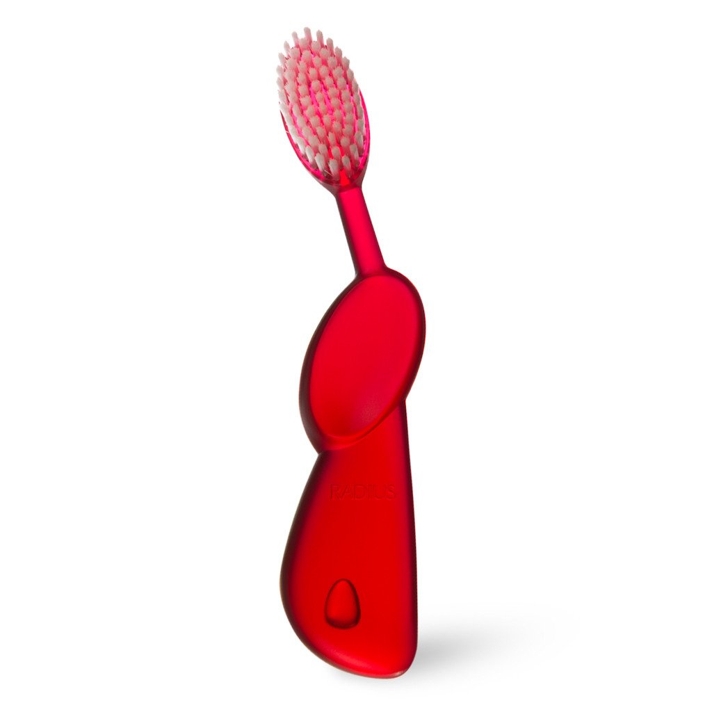 Radius, Зубная щетка для взрослых Original/Toothbrush Original/ красная для левшейR004877 Radius, Зубная щетка для взрослых Original/Toothbrush Original/ красная для левшейR004877Классические зубные щётки, имеющие в 3 раза больше щетинок и удобную ручку для правой или левой руки. Мягкая, широкая головка с веерной щетиной помогает улучшить здоровье десен, массируя десны во время чистки. Широкий спектр - чистка зубов и массаж десен одновременно.