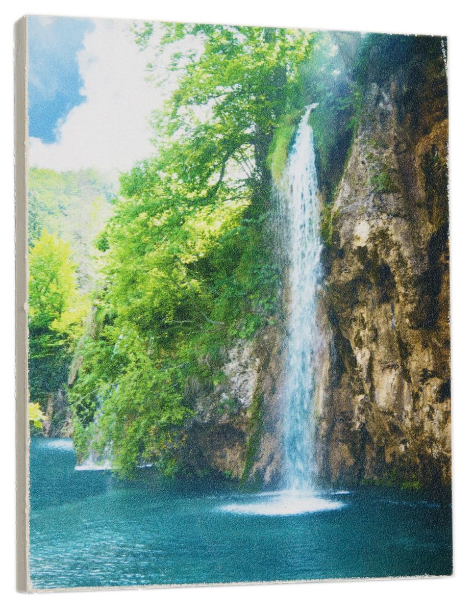 Картина Mister Poster Струящийся водопад, 24 х 32 см0310-24-32 Картина Mister Poster Струящийся водопад, 24 х 32 см0310-24-32Картина Mister Poster - это высококачественная репродукция на деревянной раме. Лицевая поверхность имитирует штукатурку или натуральный холст, края окрашены вручную специальным декоративным составом. Современные технологии, уникальное оборудование и оригинальные чернила, используемые при изготовлении, делают постер устойчивым к выцветанию, а также гарантируют стойкость к воздействию негативных внешних факторов. Интерьер дома и офиса, в котором находится человек, в значительной степени влияет на его настроение и работоспособность. Правильное оформление интерьера создает благоприятный психологический климат, улучшает настроение и мотивирует. Добавьте «красок» в ваш интерьер и, возможно, в вашу жизнь.