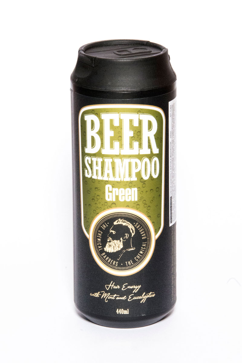 The Chemical Barbers Шампунь Beer Shampoo Green 440 млMP59.4D The Chemical Barbers Шампунь Beer Shampoo Green 440 млMP59.4DШампунь с натуральными экстрактами мяты и эвкалипта тщательно очищает волосы и кожу головы, оставляя свежий и приятный аромат мяты. Натуральные экстракты трав стимулируют кровообращение, восстанавливают кутикулу волос и удаляют излишки жира с кожи головы и волос. Активные ингредиенты устраняют перхоть и предотвращают ее появление. Натуральные экстракты овса и ячменя увлажняют волосы, делая их гладкими и блестящими.