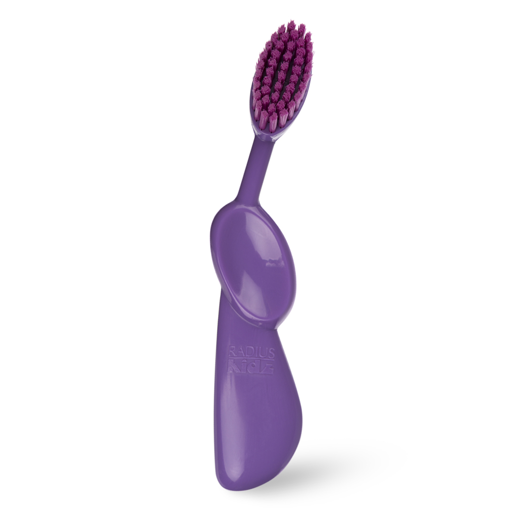 Radius, Зубная щетка для детей от 6-ти лет Kidz/ Toothbrush Kidz /фиолетовая с фиолетовой щетинойR005157 Radius, Зубная щетка для детей от 6-ти лет Kidz/ Toothbrush Kidz /фиолетовая с фиолетовой щетинойR005157Зубные щетки для детей от 6 лет. Большой захват для большого пальца, чтобы было удобно держать ручку - специально разработан для детей. В три раза больше очень тонких щетинок с широким овальным форматом, мягко массажирует десны.