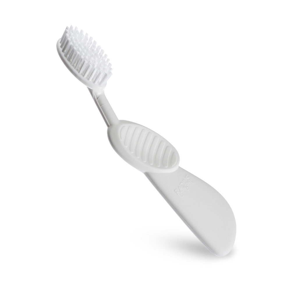 Radius, Зубная щетка для взрослых Scuba/ Toothbrush Scuba / белая с белой щетиной, для правшейR005164 Radius, Зубная щетка для взрослых Scuba/ Toothbrush Scuba / белая с белой щетиной, для правшейR005164В три раза больше очень тонких щетинок с широким овальным форматом, мягко массажирует десны. Изогнутая резиновая ручка поглощает избыточное давление чистки. Раздельное расположение щетинок, чтобы избежать эрозии зубов. Правосторонняя или левосторонняя эргономичная ручка обеспечивает рекомендованный стоматологами угол расположения щетки относительно зубов 45°. Широкий спектр - чистка зубов и массаж десен одновременно.