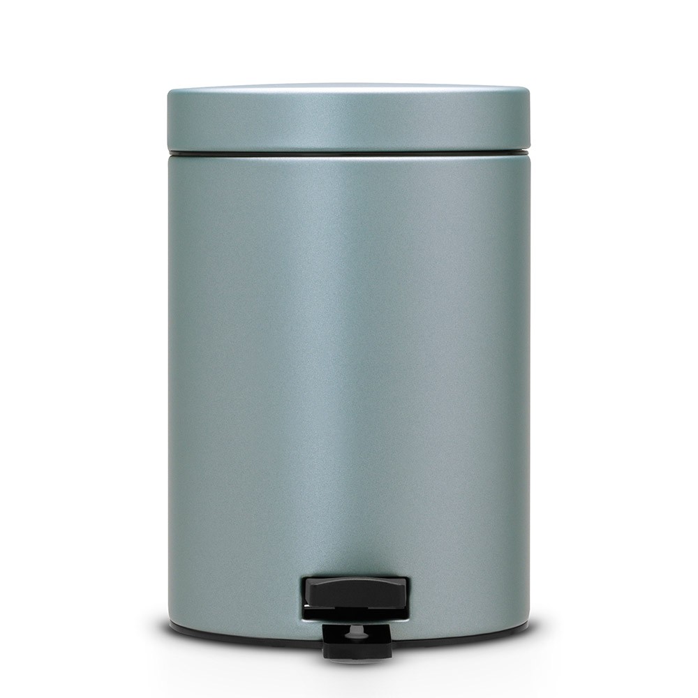 Ведро для мусора с педалью Brabantia 3л, цвет: мятный металик105968 Ведро для мусора с педалью Brabantia 3л, цвет: мятный металик105968Идеальное решение для ванной комнаты и туалета! Предотвращает распространение запахов – прочная не пропускающая запахи металлическая крышка; Плавное и бесшумное открывание/закрывание крышки; Удобная очистка – прочное съемное внутреннее ведро из пластика; Надежный педальный механизм, высококачественные коррозионно-стойкие материалы; Бак удобно перемещать – прочная ручка для переноски; Отличная устойчивость даже на мокром и скользком полу – противоскользящее основание; Предохранение пола от повреждений – пластиковый защитный обод; Всегда опрятный вид – идеально подходящие по размеру мешки для мусора со стягивающей лентой (размер B); 10-летняя гарантия Brabantia.