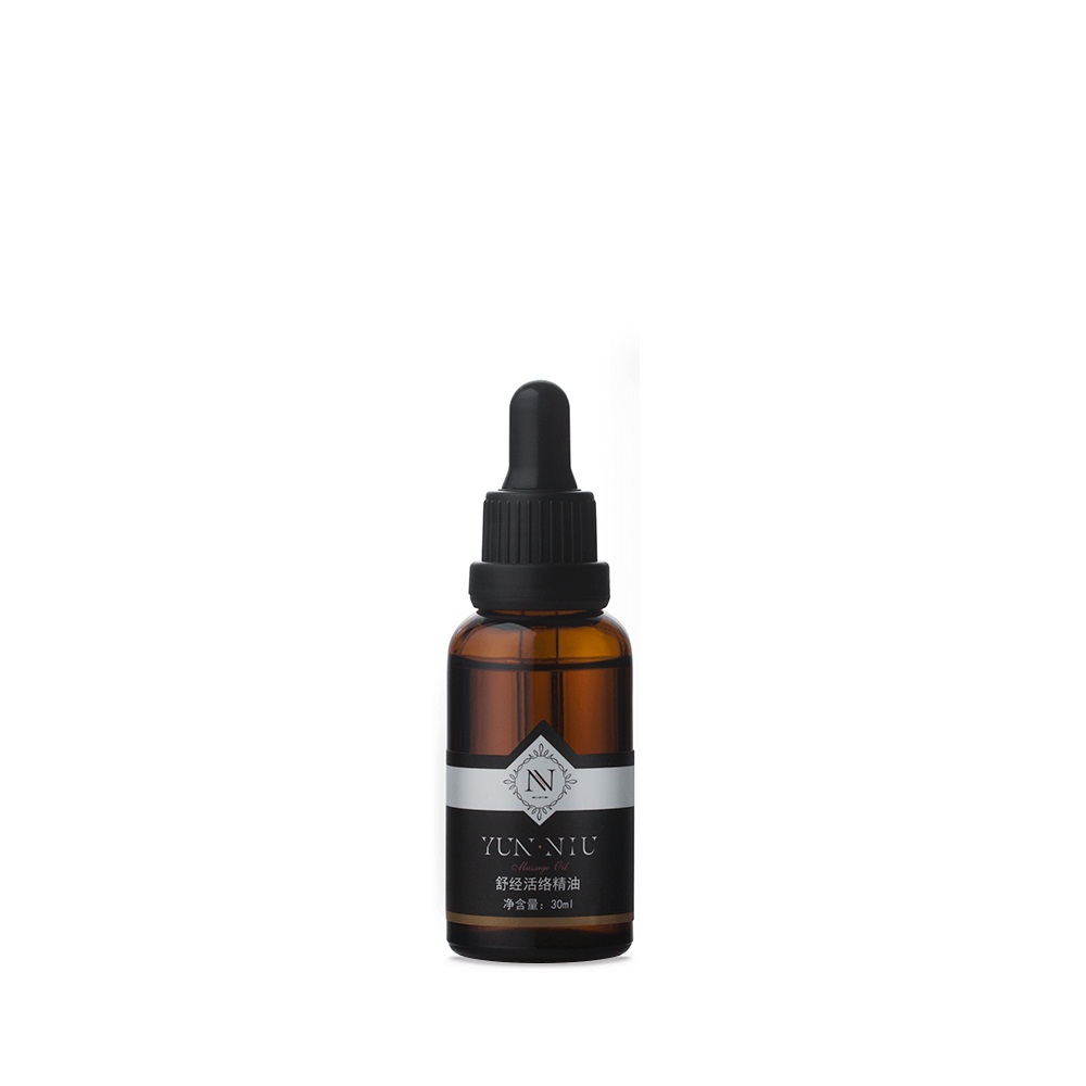 Смесь масел для массажа Yun-Niu (Massage Oil), 30 мл.72523WD Смесь масел для массажа Yun-Niu (Massage Oil), 30 мл.72523WDТип, структура, объем,Восстанавливающее и защищающее средство для кожи, лечение и профилактика болезней суставов (масло). 30 млНазначениеОдним из самых богатых источников редких ненасыщенных жирных кислот, которые в большинстве продуктов содержатся в очень малых количествах, является сафлоровое масло. Китайская медицина использует его на протяжении веков, так как зачастую данное средство способно заменить эффективные фармацевтические препараты, но без риска побочных действий или осложнений.Целебные свойства продукта объясняются его уникальным составом:- пальмитиновая, линолевая, олеиновая, арахидоновая, стеариновая и миристиновая кислота- халкановые гликозиды- витамины Е и К- гамма-токотриенол- сквален- соединения серотонинаВ косметических целях сафлоровое масло применяется для омоложения и восстановления тонуса, эластичности кожи. Оно является главным компонентом средств для женщин, так как продукт позволяет эффективно уменьшить выраженность имеющихся и предотвратить закладывание новых морщин.Кроме того, масло сафлоры очень полезно для волос, сафлоровое масло в капсулах особенно после химических завивок, постоянного воздействия фена и утюжка, ежедневных укладок. Достаточно наносить средство в чистом виде на всю поверхность прядей, массируя кончики, и втирать в кожу головы 1-3 раза в неделю. Спустя месяц такого лечения волосы станут заметно гуще, будут выглядеть здоровыми, блестящими и сильными, перестанут выпадать. Действие? Улучшает кровообращение? Борется с целлюлитом? Снижение и излечение суставных и мышечных болей? Согревающий и тонизирующий эффект? ОмолаживаетРезультат- нормализация процесса кроветворения;- восстановление функций центральной нервной системы;- улучшение внешнего состояния кожи, ее омоложение;- заживление ран;- ускорение деления и регенерации клеток;- лечение целлюлита;- борьба с лишним весом и целлюлитом;- снижение и излечение суставных и мышечных болей;Масло корня имбиря применяется при нарушениях местного кровообращения, для снижения и излечения суставных и мышечных болей, имеет согревающий, тонизирующий эффект и антисептическое действие, позволяет избавиться от тугоподвижности суставов, а также эффективно борется с целлюлитом.
