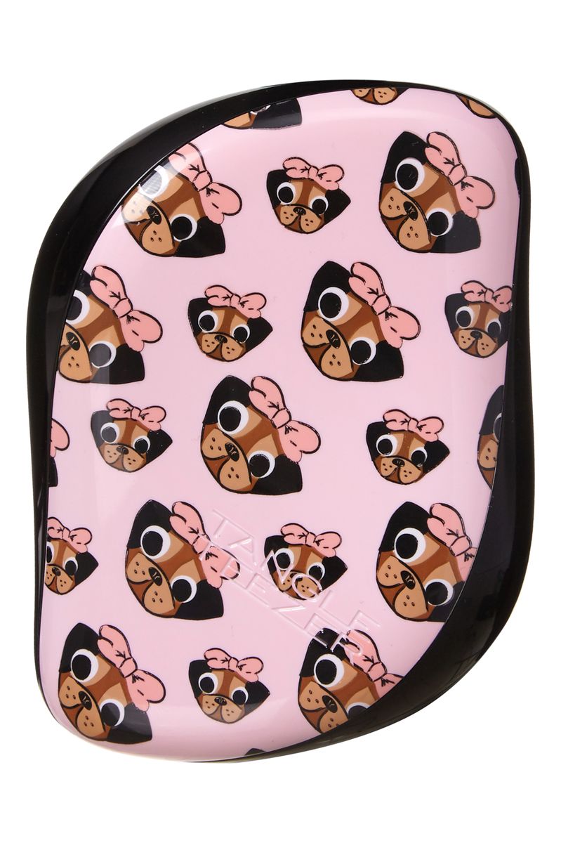 Tangle Teezer Расческа для волос Compact Styler Pug Print370121 Tangle Teezer Расческа для волос Compact Styler Pug Print370121Элегантная расческа Tangle Teezer Compact Styler - это профессиональный уход между делом. Расческа имеет удобный чехол и позволяет быстро распутать волосы, уложить их и придать прическе завершающий штрих. Двухуровневая система зубчиков позволяет одновременно расчесывать и приглаживать волосы, придавая им роскошный блеск. Вы сможете легко добавить объем своей прическе, волосы будут легкими и послушными. Есть пара секунд и расческа Tangle Teezer Compact Styler? Ваша прическа будет в идеальном порядке!