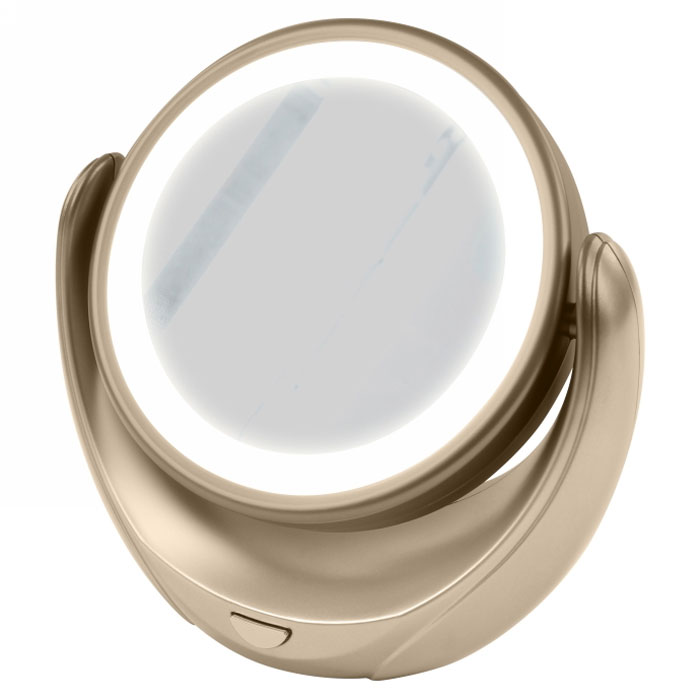 Marta MT-2653, Gold Pearl зеркало с подсветкойL08-8 Marta MT-2653, Gold Pearl зеркало с подсветкойL08-8Marta MT-2653 - стильное и элегантное настольное зеркало с подсветкой и пятикратным увеличением отражения одной из поверхностей. Идеально подходит для тщательного нанесения макияжа и ухода за кожей лица. Зеркало позволяет изменять угол наклона для достижения максимального удобства, а также имеет две зеркальные стороны, одна из которых обладает свойством пятикратного увеличения отражения, что особенно важно при кропотливой работе с участками лица, требующими наиболее тщательного внимания. Круговая подсветка по контуру зеркала Marta MT-2653 нормализует и выравнивает освещение, позволяя детально разглядеть все нюансы отражения. Для полноценной работы зеркала используются распространенные элементы питания типа АА на 1,5 В, одного комплекта которых хватит на длительный срок эксплуатации. Простота использования и очистки, функциональность, сопровождающаяся особым комфортом, делают настольное зеркало незаменимым аксессуаром для ухода за лицом и в домашних условиях, и в путешествии.