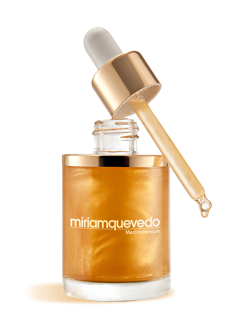 Miriam Quevedo Масло для волос с золотом 24 карата (Glacial The Sumblime Gold Oil) 50 мл8437011863973 Miriam Quevedo Масло для волос с золотом 24 карата (Glacial The Sumblime Gold Oil) 50 мл8437011863973Miriam Quevedo Glacial The Sumblime Gold Oil Масло для волос с золотом 24 карата инновационное средство с ярко выраженными эффектами глубокого увлажнения, омолаживания и регенерации тусклых, ломких, сухих и окрашенных волос. Основу Miriam Quevedo Glacial The Sumblime Gold Oil составляет комплекс из 10 драгоценных растительных органических масел: арганы, баобаба, камелии, оливок, шиповника, сладкого миндаля, ним, кунжута, семян малины и босвелии сератта. Их идеально сбалансированное сочетание с уникальным экстрактом прозрачно-белой икры белуги, богатым жирными кислотами, пептидами и аминокислотами, дают потрясающий результат. Уже после перового применения масла волосы становятся невероятно мягкими, шелковистыми, упругими и эластичными, восстанавливаются поврежденные участки кутикулы каждого волоса. Природная красота, естественная молодость и необыкновенно сияющий блеск возвращаются к волосам, они мгновенно преображаются, поражая своей роскошью. Масло Miriam Quevedo Glacial The Sumblime...