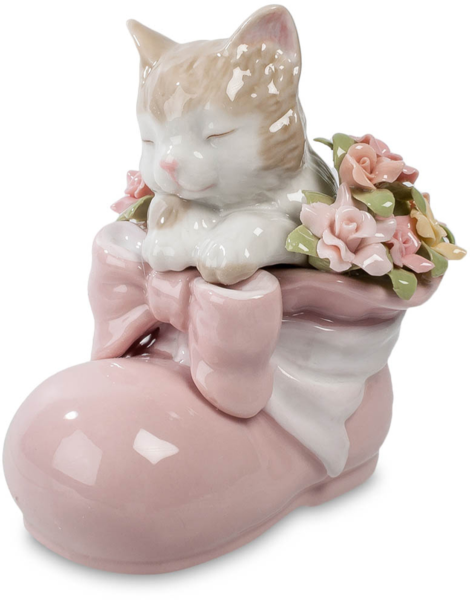 Фигурка Pavone Котенок Башмачок радости. CMS-15/88CMS-15/88 Фигурка Pavone Котенок Башмачок радости. CMS-15/88CMS-15/88Фигурка Котенок Башмачок радости розов. (Pavone) Эту фигурку недаром называют башмачком радости. Это действительно маленький розовый башмачок с розовым бантиком. В него забрался котенок и уютно расположился, положив передние лапки на край башмачка и прикрыв для удовольствия глаза. А за спиной котенка весь башмачок заполнен цветами, самыми разными, но очень красивыми. Их лепестки выполнены из фарфора, но настолько тонко, что они кажутся живыми. Красивая композиция вызывает улыбку и способна наполнить душу чувством радости. Подарите ее тому, кому хотели доставить радость, если, конечно, не предпочтете живого котенка и живые цветы. Но котенок убежит, а цветы завянут, а эта фигурка останется на долгую память.