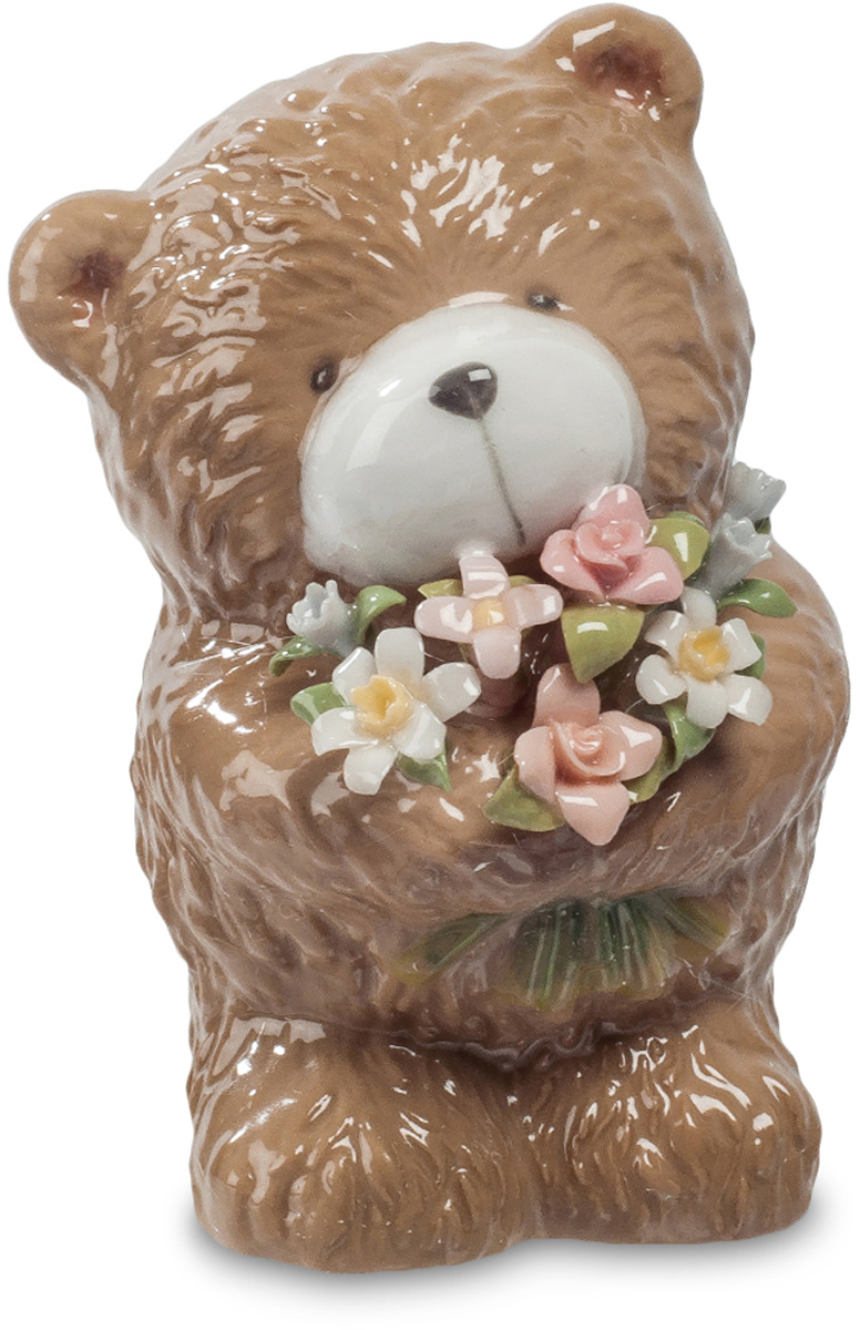 Фигурка Pavone Мишка с букетом. CMS-60/ 6CMS-60/ 6 Фигурка Pavone Мишка с букетом. CMS-60/ 6CMS-60/ 6Фигурка Мишка с букетом (Pavone) Этот маленький фарфоровый медвежонок принес в подарок цветы. Целую охапку маленьких фарфоровых цветочков с тончайшими разноцветными лепестками. И смотрит немного грустно: ведь не от своего имени он вручает этот букет. Он всего лишь посредник, но зато делать это он будет каждый день. Давно завянут подаренные на день рождения цветы, а медвежонок все также будет радовать свежими яркими цветами – круглый год, независимо от погоды. Приятный маленький сувенир будет о вас напоминать долго, принося охапку радости и праздничного настроения. И не смотрите, что медвежонок грустный, он ведь здесь не при чем!