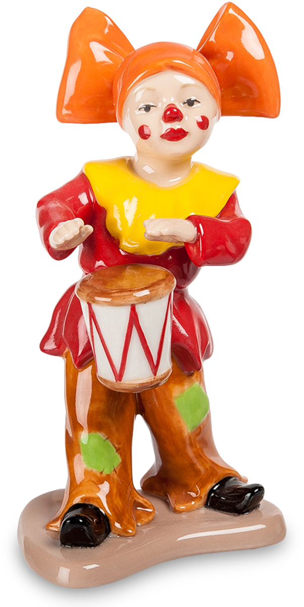 Фигурка Pavone Клоун. CMS-23/44CMS-23/44 Фигурка Pavone Клоун. CMS-23/44CMS-23/44Фигурка Клоун (Pavone) Эта фарфоровая фигурка изображает клоуна. Он предельно ярко одет – красная куртка с ярко-желтым воротником, коричневые длинные штаны с зеленями заплатами. На голове у артиста – оранжевая шапочка с огромным бантом, лицо раскрашено в традиционной клоунской манере: красным намечены кубы, щеки и кончик носа. На поясе у клоуна висит небольшой барабан, в который он активно колотит руками, отбивая ритм какой-то мелодии. Вид самого веселого из цирковых артистов вызывает улыбку, хотя взгляд у него вовсе не веселый. Кто может угадать, что на самом деле у клоуна на душе? А, может, эта грусть нужна по плану номера и через секунду он уже будет до ушей улыбаться, веселя всех вокруг.