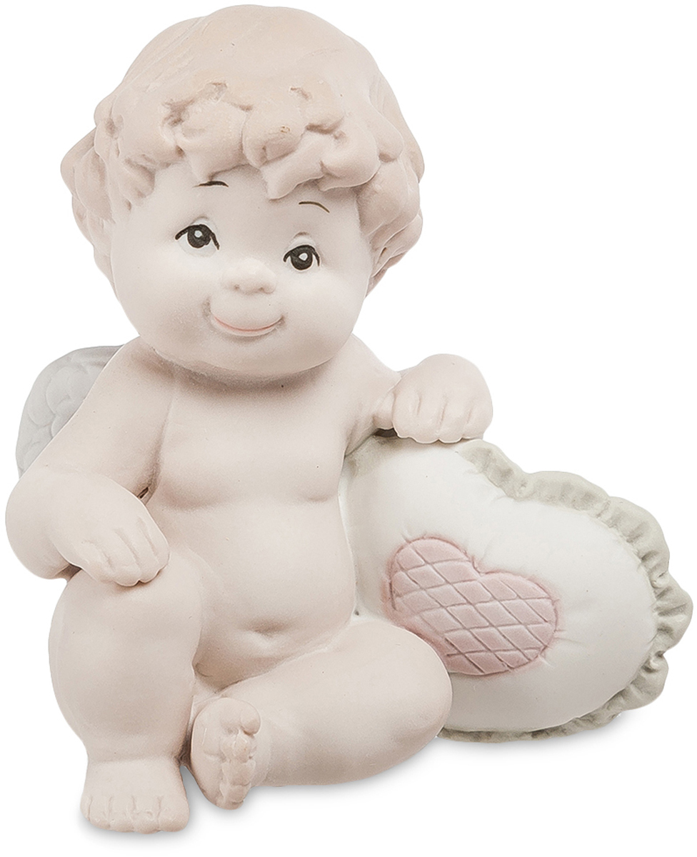 Фигурка Pavone Ангелочек. JP-48/25JP-48/25 Фигурка Pavone Ангелочек. JP-48/25JP-48/25Фигурка Ангелочек бисквит (Pavone) Фигурка Ангелочек, сделанная из бисквитного фарфора, изображает маленького мальчика с белыми крыльями. Он слишком мал и еще не успел превратиться в Амура, ранящего сердца людей стрелами любви, но уже изучает человеческую анатомию: под его правой рукой – подушечка в форме сердца, украшенная розовым сердечком в центре. У мальчика кудрявые волосы, проницательные черные глаза и радостная улыбка на устах. Он изображен в сидячей позе, в которой часто можно увидеть маленьких детей. Наивное выражение лица ребенка многим напомнит о собственных детях, которые также вели себя по-ангельски в раннем детстве. Ангелочка можно подарить молодой маме, бабушке, а также собственным родителям. Фигурка будет лучше всего смотреться в спальне, но ее можно разместить и в других комнатах, обставленных светлой мебелью в пастельных тонах.