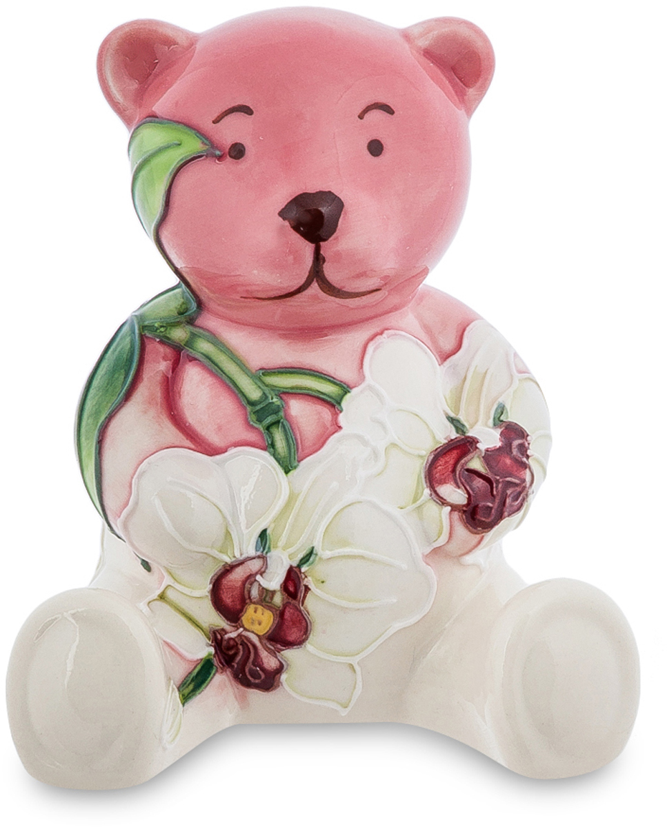Фигурка Pavone Медвежонок. JP-98/52JP-98/52 Фигурка Pavone Медвежонок. JP-98/52JP-98/52Фигурка Медвежонок (Pavone) Игрушечного медвежонка забыли в траве и растения начали его заплетать, пропустив побеги вдоль спинки, прикрыв лапы белыми цветами с красными сердцевинками. А медвежонок терпит, хоть ему и щекотно, и внимательно смотрит перед собой нарисованными точечками-глазками: ну где же там моя маленькая хозяйка, я ведь, хоть и красивым стал среди этих цветов, но все равно скучаю в одиночестве. Такой сувенир может послужить интересным украшением комнаты, особенно той, где живет маленькая девочка. Пусть она привыкает не забывать никогда своих игрушек на прогулке. Они же будут скучать!