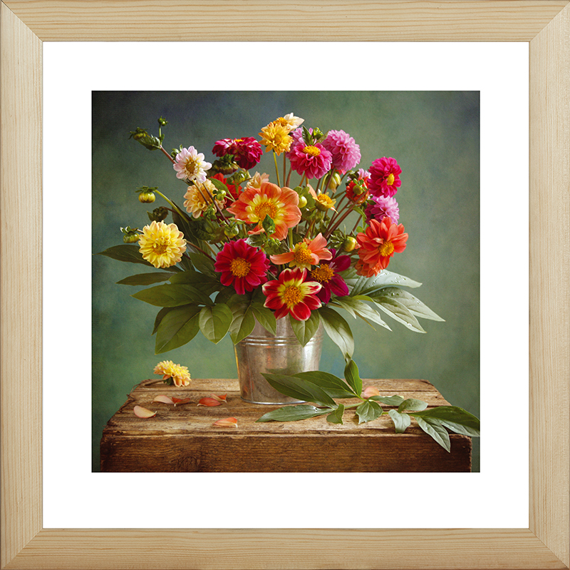 Картина Postermarket Георгины, 40 х 40 см. MC-48MC-48 Картина Postermarket Георгины, 40 х 40 см. MC-48MC-48Картина Postermarket Георгины прекрасно подойдет для декора интерьера различных помещений. Постер, выполненный в технике фотопечать, обрамлен паспарту и оформлен багетом черного цвета. Картина для интерьера (постер) - это современное и актуальное направление в дизайне помещений. Ее можно использовать для оформления любых помещений (дом, квартира, офис, бар, кафе, ресторан или гостиница). работоспособность. Правильное оформление интерьера создает благоприятный психологический климат, улучшает настроение и мотивирует. Размер картины: 400 x 400 мм.