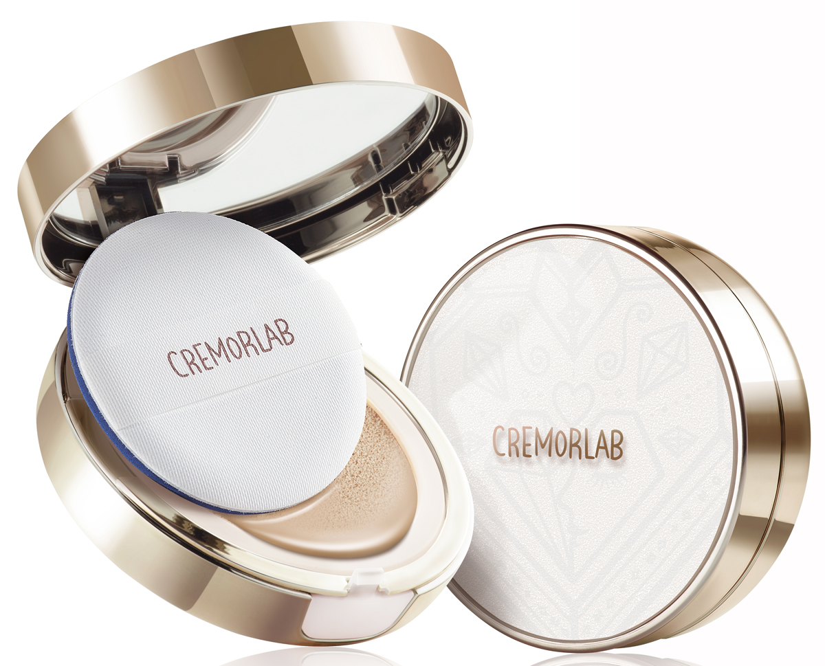 Cremorlab Eau Thermale Serum Cushon Set 23 / Кушон - Омолаживающий тональный флюид с сывороткой из ягод женьшеня #23 (Основной+Сменный блок)61898 Cremorlab Eau Thermale Serum Cushon Set 23 / Кушон - Омолаживающий тональный флюид с сывороткой из ягод женьшеня #23 (Основной+Сменный блок)61898Легкий тональный флюид которым пропитана губка подушечка обеспечивает стойкое невесомое покрытие и обладает уникальными уходовыми и антивозрастными свойствами. Средство выравнивает тон кожи, матирует, сокращает глубину морщин и пор, снимает покраснения, избавляет от тусклого цвета лица, а также защищает кожу от негативного воздействия окружающей среды. Высокая концентрация комплекса из сыворотки из ягод женьшеня, растительных стволовых клеток, пентавитина и уникальной минеральной воды - в составе кушона - улучшает упругость кожи, глубоко и пролонгировано увлажняет, защищает от чрезмерного испарения влаги, нейтрализует действие свободных радикалов. Объёмный 3-х слойный полиуретановый спонж с антибактериальной защитой идеально распределяет средство по текстуре кожи. Защищает от воздействия UV лучей ( SPF 50+). 1 упаковка содержит: Основной кушон 15 мл.; рефил 15 мл.(сменный блок)