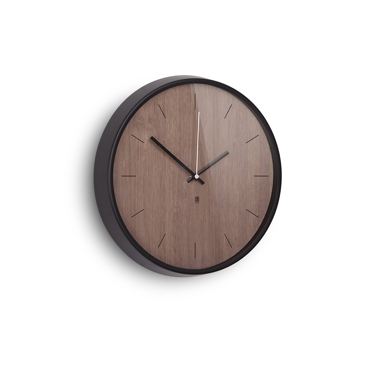 Настенные часы Umbra Madera, цвет: шоколадный118413-048 Настенные часы Umbra Madera, цвет: шоколадный118413-048Хоть и говорят, что счастливые часов не наблюдают, но все же иногда необходимо знать точное время. Не смотря на то, что на этих часах отсутствует разметка, вы запросто определите который час, а главное, станете еще чуточку счастливее - ведь такой элегантный дизайн не может не радовать! Сочетание классики и современности, шпона дерева цвета грецкого ореха и алюминиевой рамки - дизайн вне времени. Шикарно будет смотреться в офисе, в гостиной, в спальне - в любом интерьере.