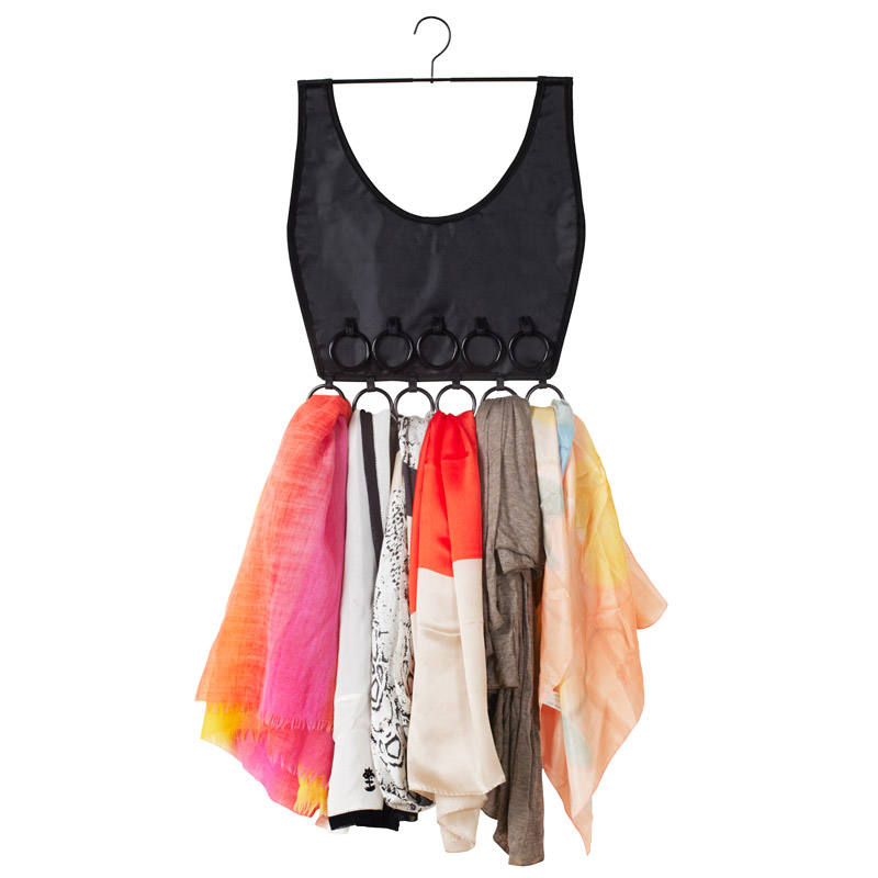 Органайзер для шарфов Umbra Boho dress294016-040 Органайзер для шарфов Umbra Boho dress294016-040Шарф может разнообразить даже самый надоевший наряд: его можно завязывать самыми разными способами, носить на шее, вокруг головы и даже как пояс. Только хранить этот аксессуар непросто, ведь если сложить шарфы стопкой, то не всегда понятно, где какой. Плюс, они мнутся и перемешиваются друг с другом, а это так неудобно... Функциональный органайзер спешит на помощь модникам! 16 колец для шарфов, галстуков, поясов и платков помогут победить беспорядок и наглядно организуют все аксессуары. Можно повесить в шкаф или на стену.