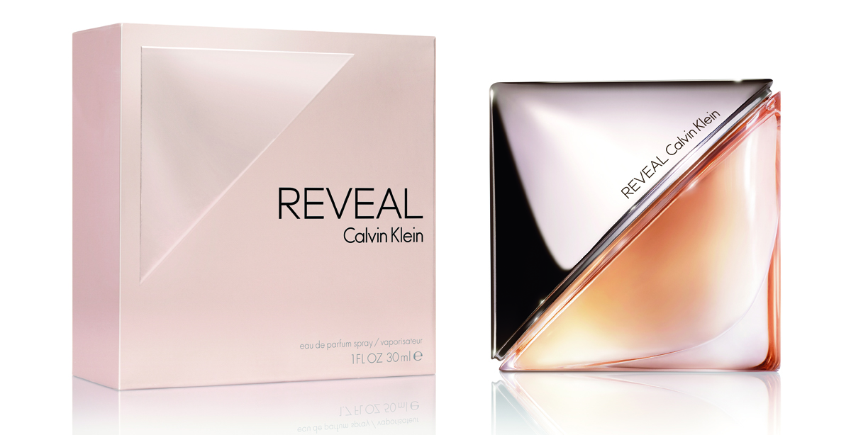 Calvin Klein Парфюмерная вода Reveal, женская, 30 мл65792509000 Calvin Klein Парфюмерная вода Reveal, женская, 30 мл65792509000Новый аромат для женщин Reveal от Calvin Klein раскрывается звучанием легких нот морской соли, которая придает аромату образы бездонного океана и удивительных тропических островов. Классификация аромата : свежий, восточный. Пирамида аромата : Верхние ноты: аккорд неочищенной соли, розовый перец, черный перец, белый перец. Ноты сердца: корень ириса, серая амбра, солярный/солнечный аккорд. Ноты шлейфа: сандал, кашмеран, ветивер. Ключевые слова Чувственный, женственный. Самый популярный вид парфюмерной продукции на сегодняшний день - парфюмерная вода. Это объясняется оптимальным балансом цены и качества - с одной стороны, достаточно высокая концентрация экстракта (10-20% при 90% спирте), с другой - более доступная, по сравнению с духами, цена. У многих фирм парфюмерная вода - самый высокий по концентрации экстракта вид товара, т.к. далеко не все производители считают...