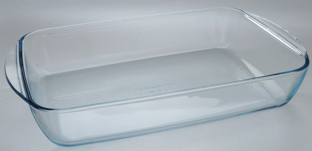Форма для запекания Pyrex Essentials, прямоугольная, 40 х 27 см300196 Форма для запекания Pyrex Essentials, прямоугольная, 40 х 27 см300196Форма Pyrex Essentials изготовлена из закаленного боросиликатного стекла и обладает высокой жаропрочностью. Посуда стойкая к образованию пятен и царапин, а также впитыванию запахов. Изделие подходит для использования в духовом шкафу и микроволновой печи, а также для хранения пищи в холодильнике. Выдерживает перепад резкий перепад температур от -40°C до +300°C. Можно мыть в подсумочной машине. Внешний размер формы (с учетом ручек): 40 х 27 см.Внутренний размер формы (без учета ручек): 35 х 25 см. Высота формы: 7 см.
