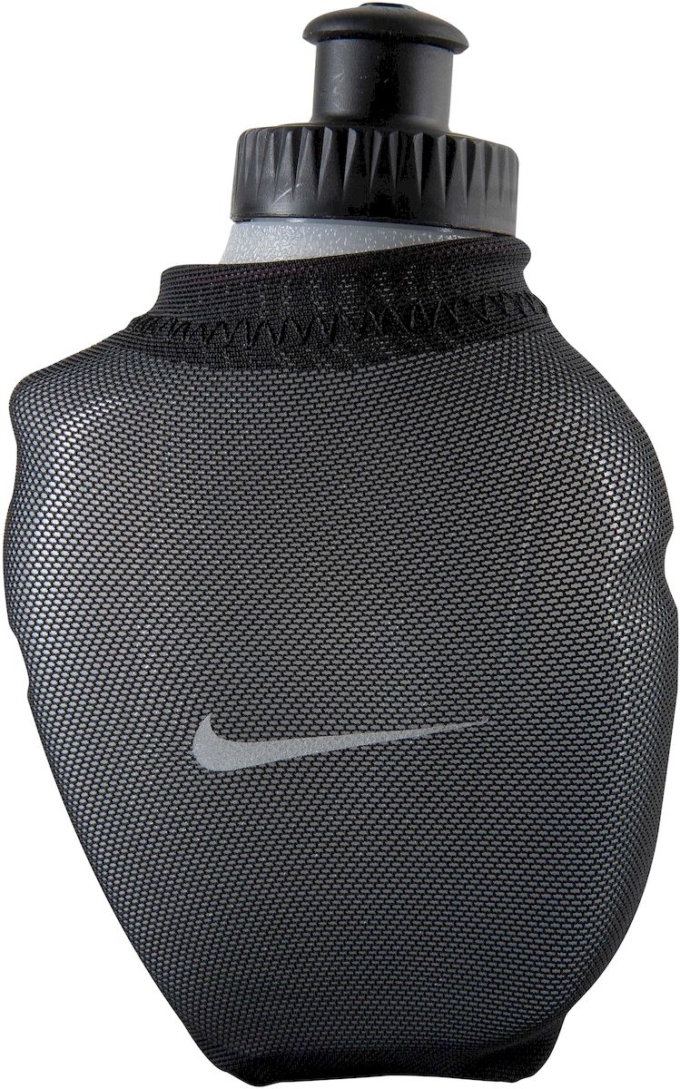 Бутылка для воды Nike Lean Hand Held, с держателем, цвет: черный, зеленый, 175 мл1516085U Бутылка для воды Nike Lean Hand Held, с держателем, цвет: черный, зеленый, 175 мл1516085UСтильная бутылка для воды Nike Lean Hand Held - это удобный и функциональный спортивный аксессуар. Эластичный и обитый ремешок на руку обеспечивает надежную комфортную посадку. На ремешке размещен кармашек для хранения мелких вещей. Эластичный сетчатый материал позволяет быстро и легко доставать бутылку. Застежка предотвращает выпадение бутылки, а светоотражающие детали повышают видимость при слабом освещении.