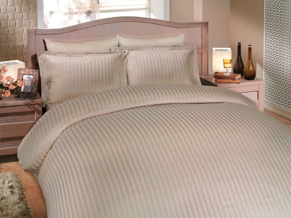 Комплект белья Hobby Home Collection Diamond Stripe, евро, наволочки 50x70, 70x70, цвет: бежевый000053BO00102 Комплект белья Hobby Home Collection Diamond Stripe, евро, наволочки 50x70, 70x70, цвет: бежевый000053BO00102Комплект белья Hobby Home Collection состоит из простыни, пододеяльника и 4 наволочек. Белье выполнено из бамбуковой пряжи - мягкого и легкого материала с приятным блеском. Хорошо пропускает влагу. По тонкости и белизне бамбук напоминает классическую вискозу, а также обладает высокой прочностью. К тому же в противовес другим натуральным тканям, он практически не меняется и не электризуется. Даже после пятидесяти стирок, ткань остается антибактериальной. Постельное белье из такой ткани идеально подходит для аллергиков и детей, поскольку не вызывает аллергии. Есть еще одно свойство бамбука - он полезен для кожи благодаря содержащимся в бамбуке аминокислотам.
