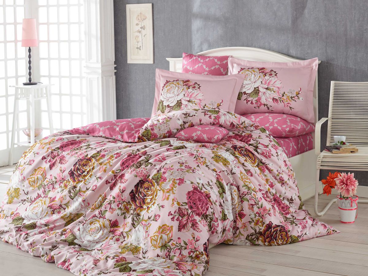Комплект белья Hobby Home Collection Rosanna, евро, наволочки 50x70, 70x70, цвет: розовый000125SN00502 Комплект белья Hobby Home Collection Rosanna, евро, наволочки 50x70, 70x70, цвет: розовый000125SN00502Комплект постельного белья Hobby Home Collection изготовлен из высококачественного сатина (100% натурального хлопка путем сложного переплетения нескольких видов нитей). Ткань отличается хорошей способностью пропускать воздух и прекрасно впитывать влагу, благодаря чему подойдет людям, которые не переносят синтетическую ткань и прочие материалы, смешанные с синтетикой. Белье практически не мнется. Достоинства сатина: - он невероятно приятен на ощупь — гладкий, мягкий, нежный и необычайно плотный; - внешне, своим легким блеском, он напоминает дорогостоящий шелк, но по цене значительно ниже; - несмотря на мягкость, сатин прочен и долговечен благодаря особому переплетению нитей (по долговечности сатину нет равных); - ткань из натуральных хлопковых нитей обеспечивает абсолютную гигиеничность и гипоаллергенность; - применение современных технологий при нанесении принта гарантирует высокую цветоустойчивость и возможность создавать разнообразный дизайн....