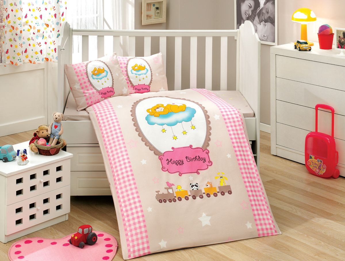 Hobby Home Collection Комплект детского белья Bambam, наволочки 35x45, цвет: розовыйS03301004 Hobby Home Collection Комплект детского белья Bambam, наволочки 35x45, цвет: розовыйS03301004Комплект детского белья Bambam:Пододеяльник 1шт - 100x150 см. Простыня 1 шт - 100x150 см.Наволочка 2 шт - 35x45 см.Наволочка 1 шт - 40х60 см.По легенде этот материал впервые произвели во французской резиденции Папы Римского, городе Авиньон. За это ткань назвали поплином, что означает папский. По своим характеристикам она напоминает бязь, однако, на ощупь гораздо более мягкая и гладкая. Прекрасные потребительские качества обеспечили поплину популярность у розничного покупателя: ткань не выцветает и не мнется, ее можно не гладить вообще; не линяет и не деформируется при стирке до сорока градусов; на сто процентов состоит из натуральных хлопковых волокон.