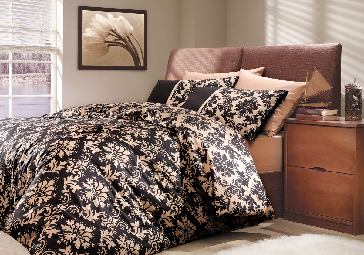 Комплект белья Hobby Home Collection Avangarde, евро, наволочки 50x70, 70x70, цвет: черный1501000057 Комплект белья Hobby Home Collection Avangarde, евро, наволочки 50x70, 70x70, цвет: черный1501000057По легенде этот материал впервые произвели во французской резиденции Папы Римского, городе Авиньон. За это ткань назвали поплином, что означает папский. По своим характеристикам она напоминает бязь, однако, на ощупь гораздо более мягкая и гладкая. Прекрасные потребительские качества обеспечили поплину популярность у розничного покупателя: ткань не выцветает и не мнется, ее можно не гладить вообще; не линяет и не деформируется при стирке до сорока градусов; на сто процентов состоит из натуральных хлопковых волокон;