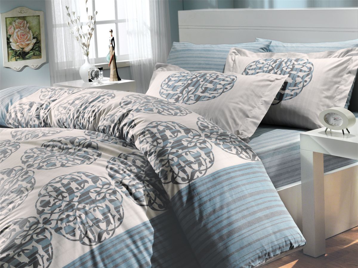 Комплект белья Hobby Home Collection Belinda, евро, наволочки 50x70, 70x70, цвет: бирюзовый1501000062 Комплект белья Hobby Home Collection Belinda, евро, наволочки 50x70, 70x70, цвет: бирюзовый1501000062Комплект белья Hobby Home Collection состоит из простыни, пододеяльника и 4 наволочек. Белье выполнено из поплина - это ткань из 100% натурального хлопка. По легенде этот материал впервые произвели во французской резиденции Папы Римского, городе Авиньон. За это ткань назвали поплином, что означает папский. По своим характеристикам она напоминает бязь, однако, на ощупь гораздо более мягкая и гладкая. Прекрасные потребительские качества обеспечили поплину популярность у розничного покупателя: ткань не выцветает и не мнется, ее можно не гладить вообще; не линяет и не деформируется при стирке до сорока градусов; на сто процентов состоит из натуральных хлопковых волокон.