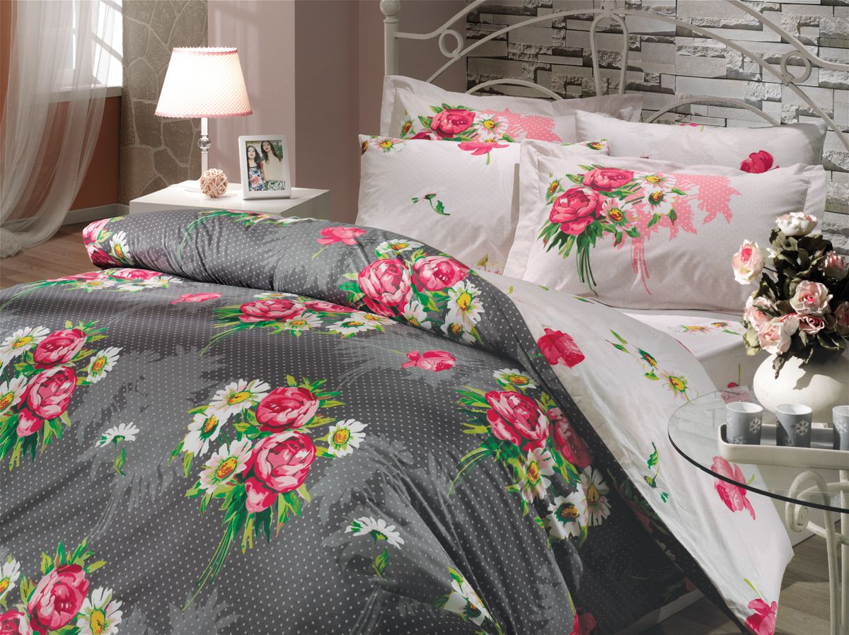 Комплект белья Hobby Home Collection Calvina, евро, наволочки 50x70, 70x70, цвет: серый1501000071 Комплект белья Hobby Home Collection Calvina, евро, наволочки 50x70, 70x70, цвет: серый1501000071Комплект белья Hobby Home Collection состоит из простыни, пододеяльника и 4 наволочек. Белье выполнено из поплина - это ткань из 100% натурального хлопка. По легенде этот материал впервые произвели во французской резиденции Папы Римского, городе Авиньон. За это ткань назвали поплином, что означает папский. По своим характеристикам она напоминает бязь, однако, на ощупь гораздо более мягкая и гладкая. Прекрасные потребительские качества обеспечили поплину популярность у розничного покупателя: ткань не выцветает и не мнется, ее можно не гладить вообще; не линяет и не деформируется при стирке до сорока градусов; на сто процентов состоит из натуральных хлопковых волокон.