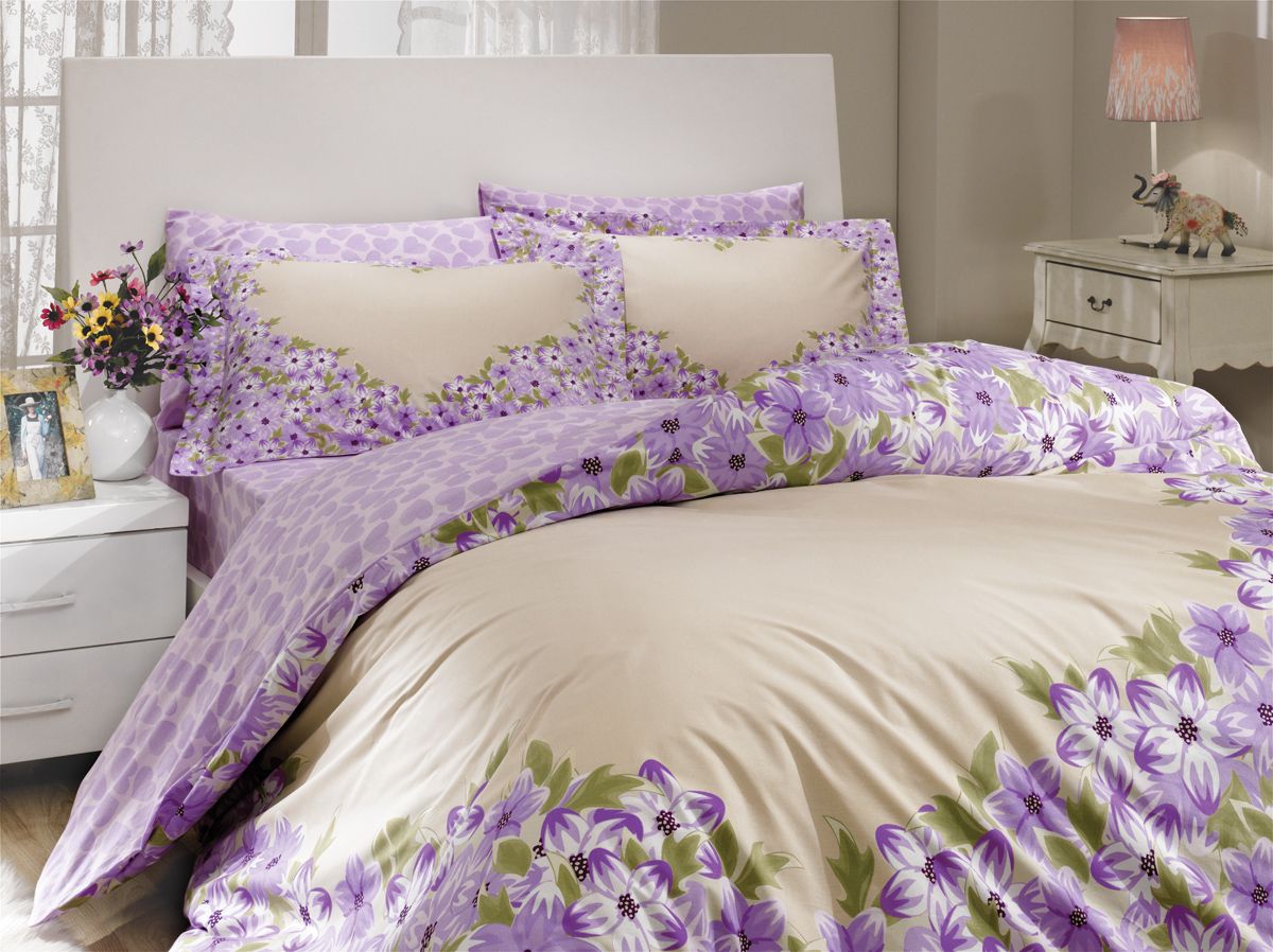 Комплект белья Hobby Home Collection Esperanza, евро, наволочки 50x70, 70x70, цвет: лиловыйS03301004 Комплект белья Hobby Home Collection Esperanza, евро, наволочки 50x70, 70x70, цвет: лиловыйS03301004Комплект белья Hobby Home Collection состоит из простыни, пододеяльника и 4 наволочек. Белье выполнено из поплина - это ткань из 100% натурального хлопка. По легенде этот материал впервые произвели во французской резиденции Папы Римского, городе Авиньон. За это ткань назвали поплином, что означает папский. По своим характеристикам она напоминает бязь, однако, на ощупь гораздо более мягкая и гладкая. Прекрасные потребительские качества обеспечили поплину популярность у розничного покупателя: ткань не выцветает и не мнется, ее можно не гладить вообще; не линяет и не деформируется при стирке до сорока градусов; на сто процентов состоит из натуральных хлопковых волокон.